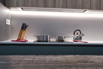 Enfoque selectivo de un mobiliario de cocina de lujo con iluminación moderna