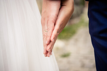 Haltende Hände eines Brautpaares mit Ringen am Hochzeitstag