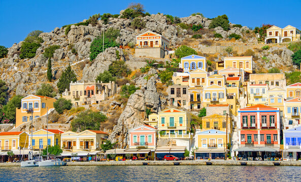 Renovierten Herren- und Kapit&auml;nsh&auml;user, meistens in Pastellt&ouml;nen gehalten auf  Kalymnos - die Schwammtaucherinsel
