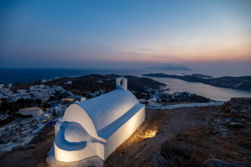Blick von der höchsten höchsten Erhebung in Chora über eine Kirche, eine Bucht und den Hafen von...