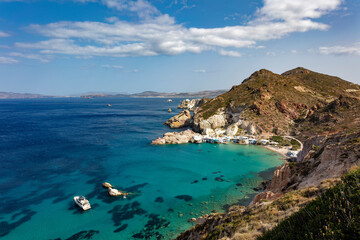Die malerische Bucht von Firopotamos, windgeschützt an der Nordküste von Milos gelegen