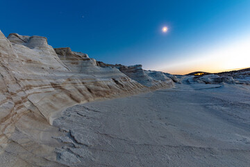 Die Mondlandschaft am Strand von Sarakiniko auf Milos während einer Vollmond Nacht, irgend wie unwirklich