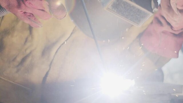 Trabajador latino soldando metal