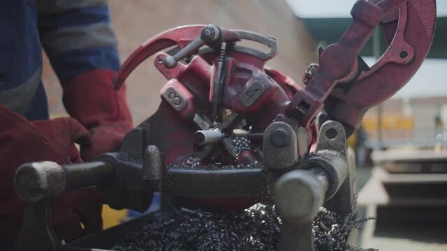 Trabajador latino trabajando con material pesado 