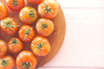 top view of fresh tomatoes on chopping board 