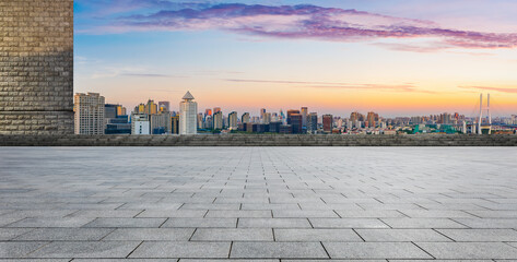 Lege vierkante vloer en de skyline van Shanghai met gebouwen in de schemering, China.High hoekmening.