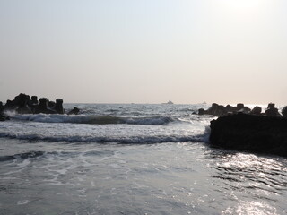 Obraz premium white bear waves and black sand beach with sunset design for freedom and holiday concept