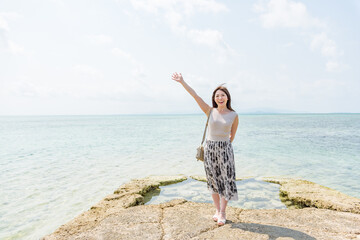 南国のリゾート地で海を楽しむ女性