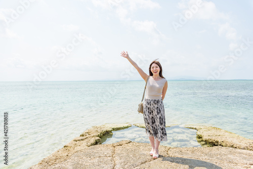 南国のリゾート地で海を楽しむ女性 Wall Mural Wallpaper Murals Kyohei