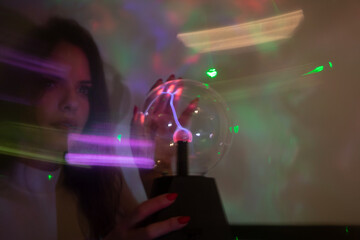 Galaktische Frau in 299.792 Kilometer pro Sekunde  Lichtgeschwindigkeit