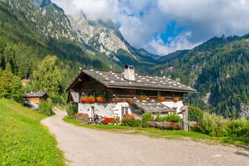 Fototapeta premium Bauernhaus in den Südtiroler Bergen.