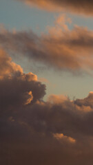 Fototapeta na wymiar Magnifique crépuscule, marqué par des cumulus teintés de couleurs orangées