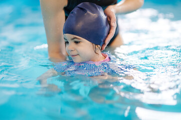 Practice to dive in swimming school