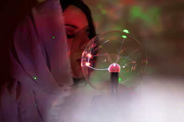 Galaktische Frau in 299.792 Kilometer pro Sekunde  Lichtgeschwindigkeit