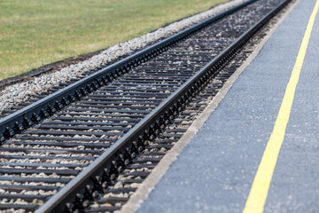 Eisenbahngleis mit Bahnsteig