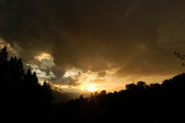 Fototapeta na wymiar Sonnenuntergang bei Gewitter Regenwetter