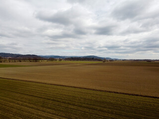 Fototapeta na wymiar Landschaftsfotos in Bayern mit Feldern und Wiesen bei Tageslicht fotografiert