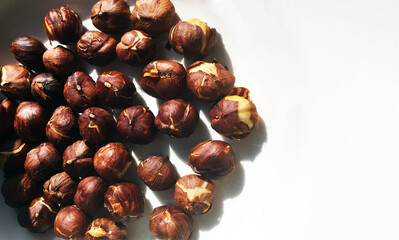 Roasted hazelnuts, unskinned. Toasted hazelnuts, unpeeled.