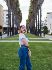 Chica rubia celebrando el Día de la Independencia de los Estados Unidos
