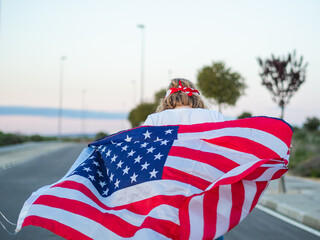 Mujer rubia celebrando el Día de la Independencia de los Estados Unidos
