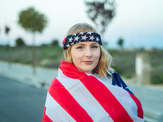 Mujer rubia celebrando el Día de la Independencia de los Estados Unidos