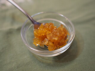 無農薬の柚子をいただいたので、皮ごとジャムにしました。