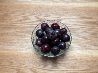 器に盛られたみずみずしいブドウ