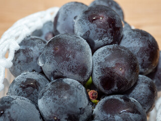 クローズアップした盛り付け前のブドウ