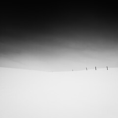 Fototapeta Paysage de neige en montagne minimaliste en noir et blanc au format carré. Savoie, France obraz