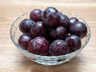 盛り付けされたみずみずしいブドウ