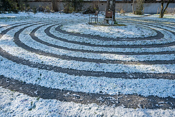 Geh-Spirale im Schnee um einen Baum, Klostergarten, Wesemlin, Luzern, Schweiz