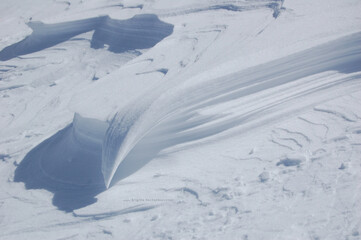 Abgeblasener Schnee und Eis am Gletscher