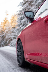 rotes Auto im Schnee
