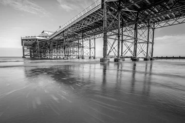 Fototapete Schwarz und weiss Schwarz-Weiß-Foto mit Blick auf die Holzpromenade des viktorianischen Piers. Eine lange Belichtung