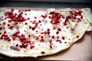 Leckere Pizza auf Holz Brett.