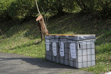 公園に設置されたゴミ箱