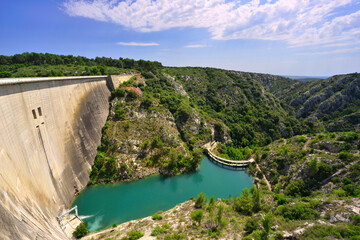 Barrage du Bimont, dans le Massif de la Sainte Victoire à Aix en Provence (13100), département...