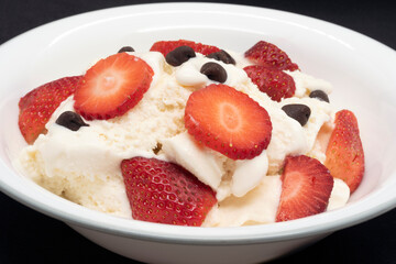 Vanilla ice cream with strawberries and chocolate pebbles