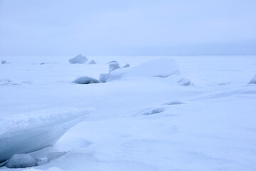 Fototapeta na wymiar chunks of ice on the water in winter