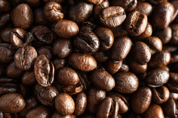 Naklejka premium bright roasted coffee beans background