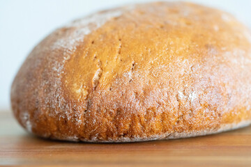 Brot auf einem Küchenbrett