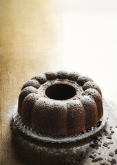 Kuchen auf Glasteller mit Textfreiraum