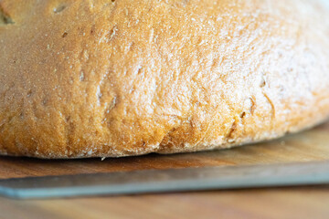 Brot auf einem Küchenbrett