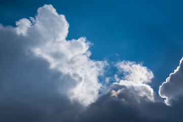 Wolken mit durchscheinender Sonne