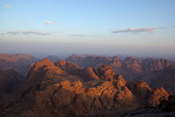 Fototapeta na wymiar Ein Felslandschaft im Morgenlicht in Petra, Jordanien