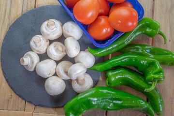 Champiñones, tomates canarios y pimiento verde italiano. Tres ingredientes indispensables en la dieta mediterránea