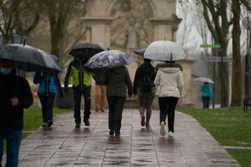 Vitoria (País Vasco) Primer día de temporal en el norte de España. Lluvia y frio. centro de la...