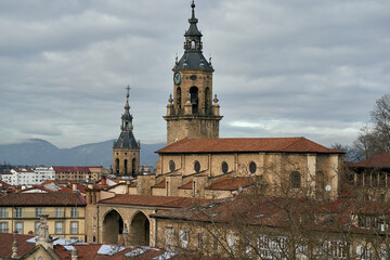 Iglesia de San Miguel y detrás la torre de la iglesia de San Pedro, ubicadas en el caso medieval...