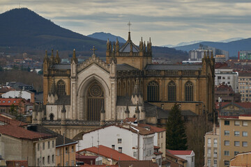 Fototapeta na wymiar Vitoria (País Vasco) Visita y vistas desde la iglesia de San Vicente: Catedral de Maria Inmaculada.