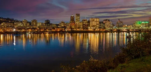 Foto op Plexiglas Looking west at the reflection of downtown Portland Oregon in the Willamette River at sunset © Bob